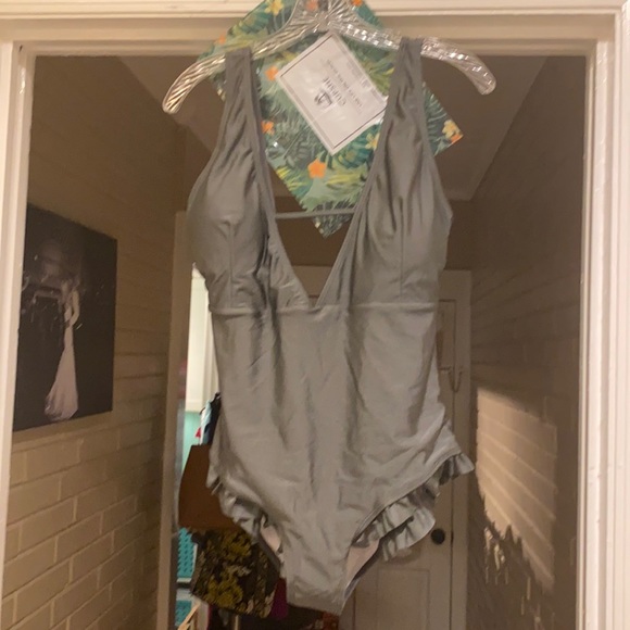 CUPSHE Grey Ruffle detail one piece swimsuit - Picture 4 of 9